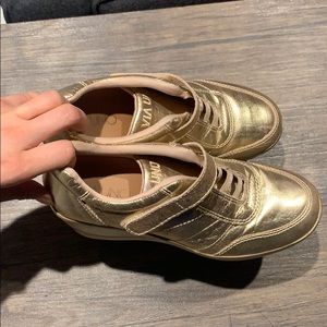 Beautiful sneakers with platform, so comfortable!!